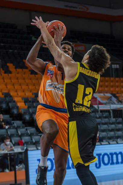 她用行动证 她用行动证